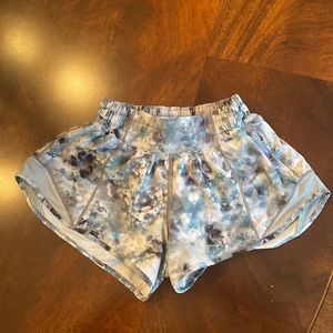 Lululemon Hotty Hotty LR 2.5” lined shorts. Size 0